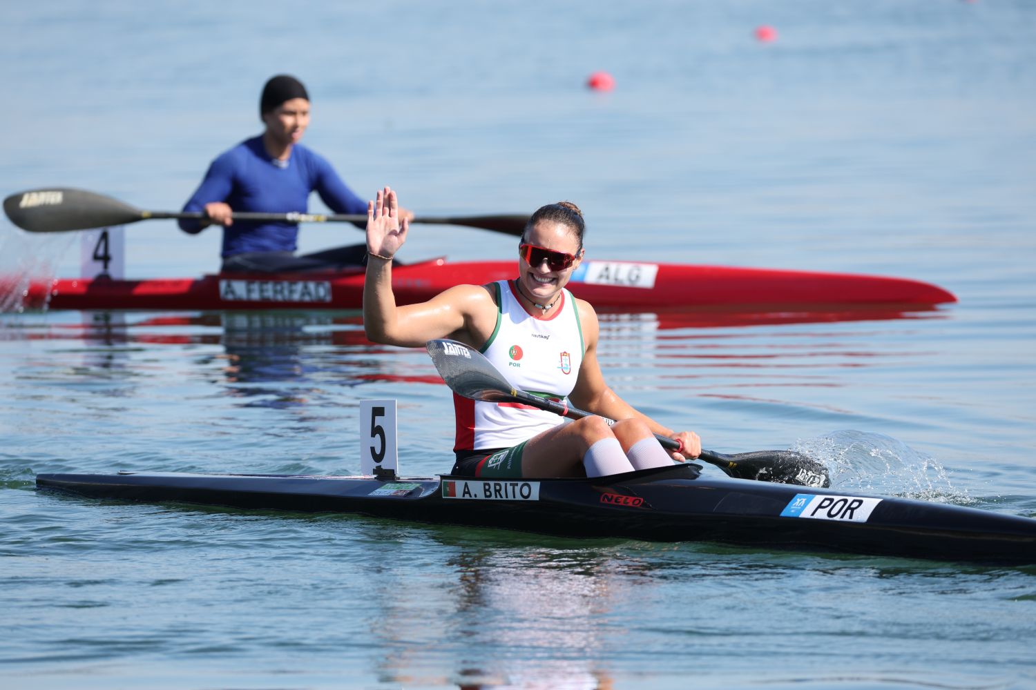 A canoísta portuguesa Ana Brito acena no seu caiaque com as cores de Portugal, na pista de Mar Piccolo, em Taranto